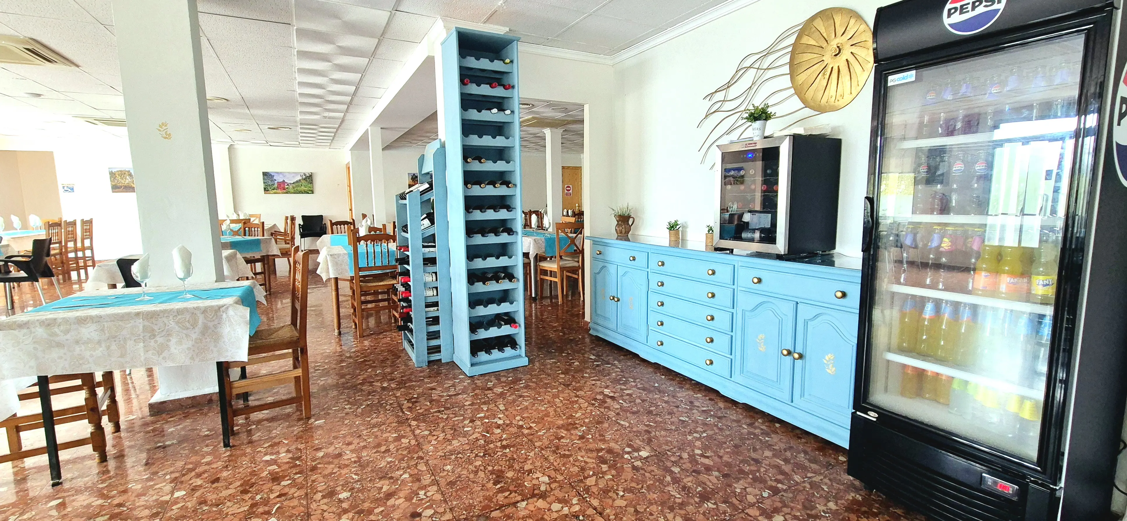 Alacena azul de vinos en el comedor