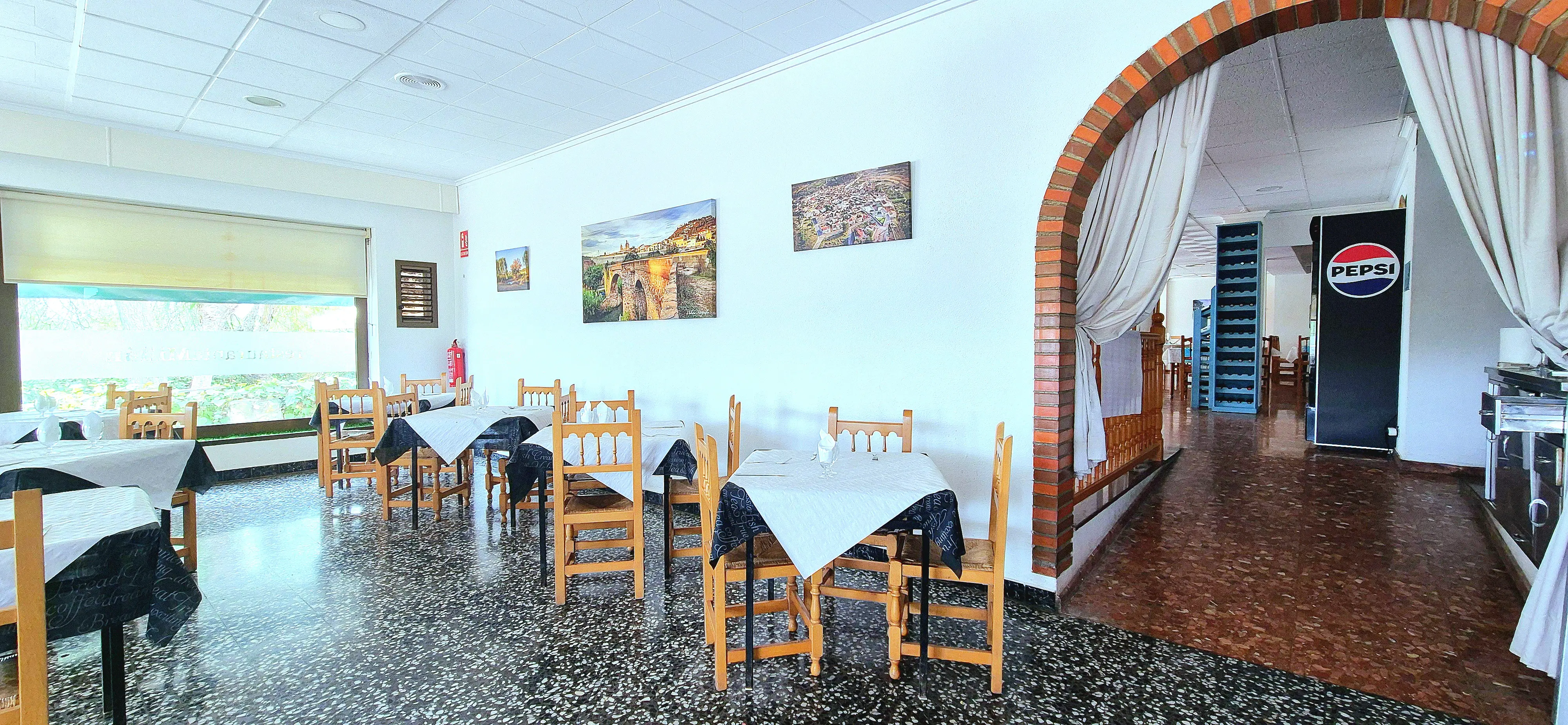 Rincón con arco de ladrillo tradicional en el comedor