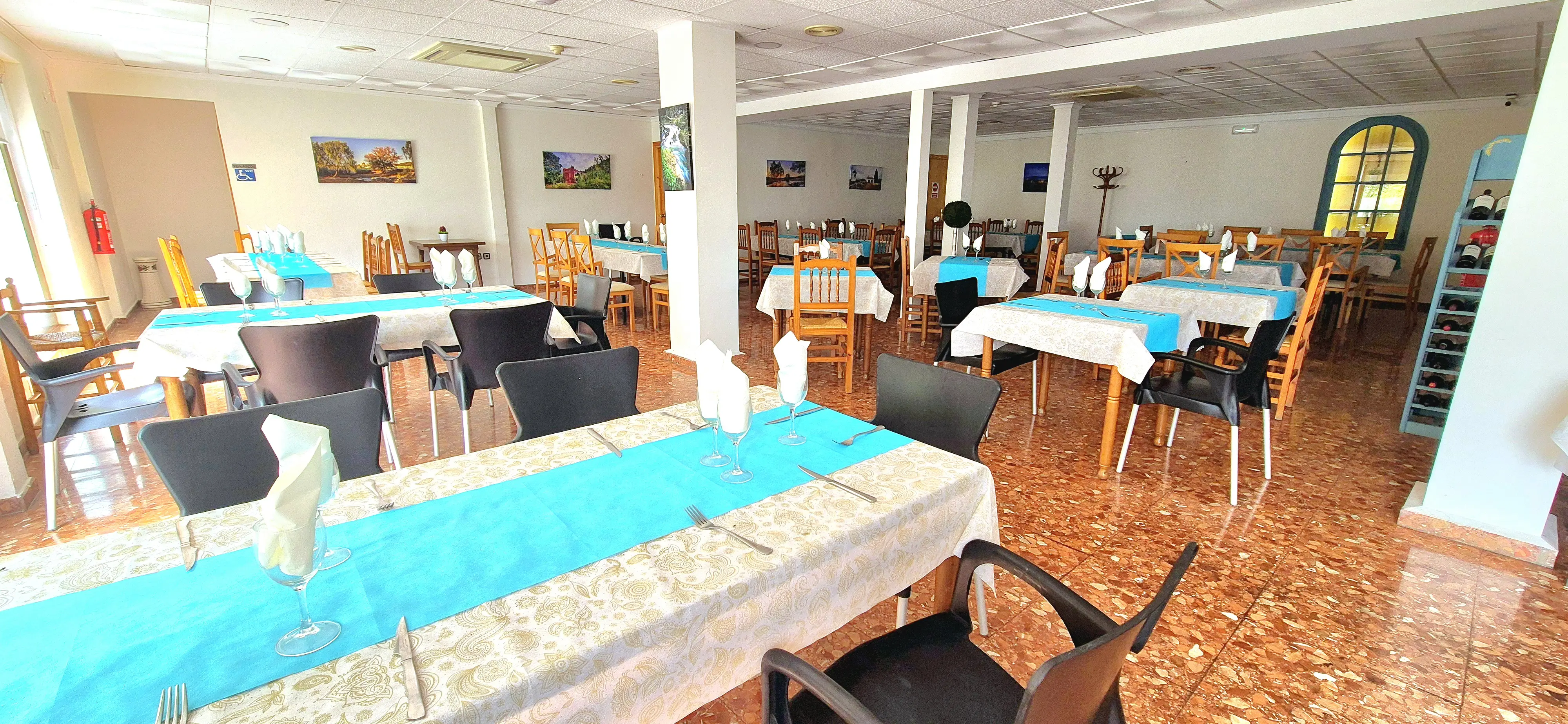 Interior del amplio y luminoso comedor del restaurante Millán