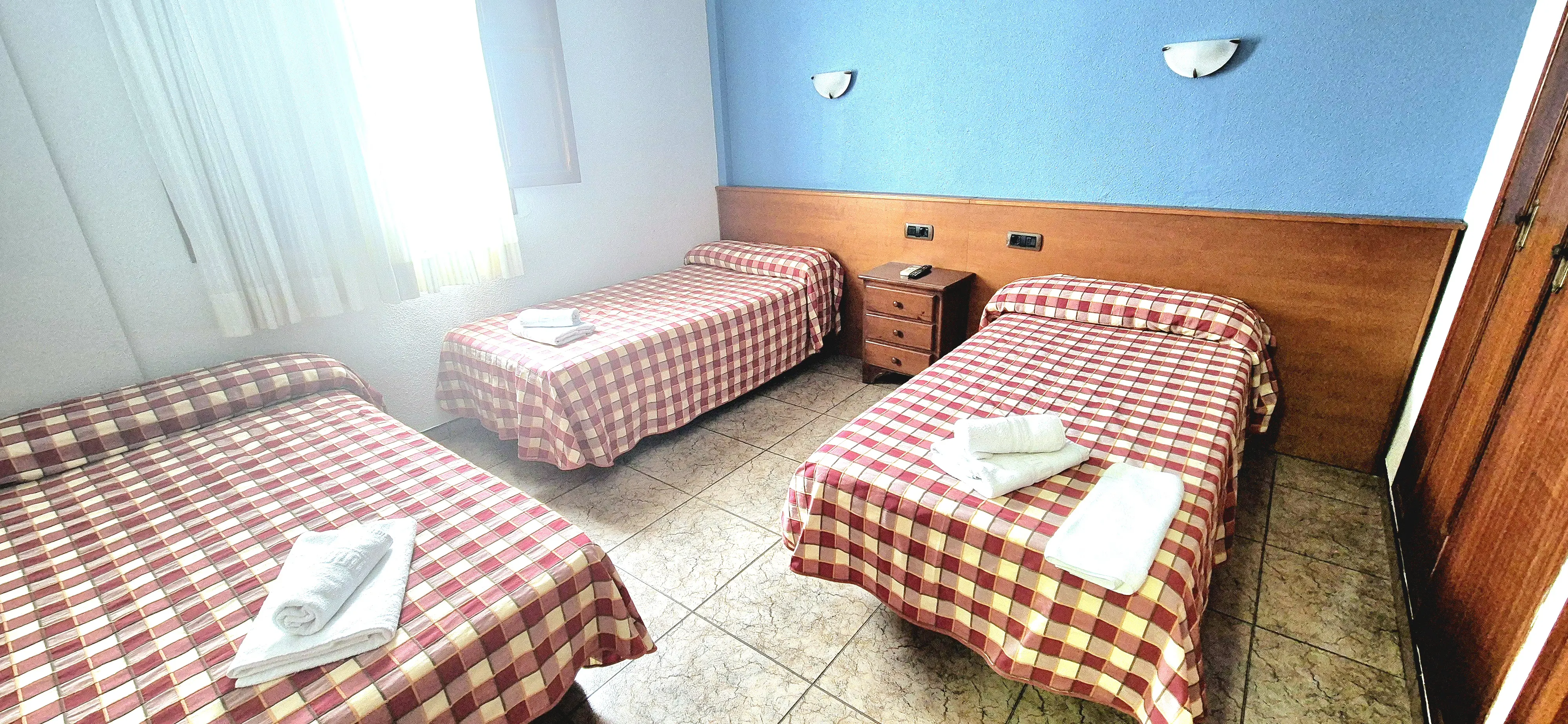 Habitación triple espaciosa ideal para familias y grupos